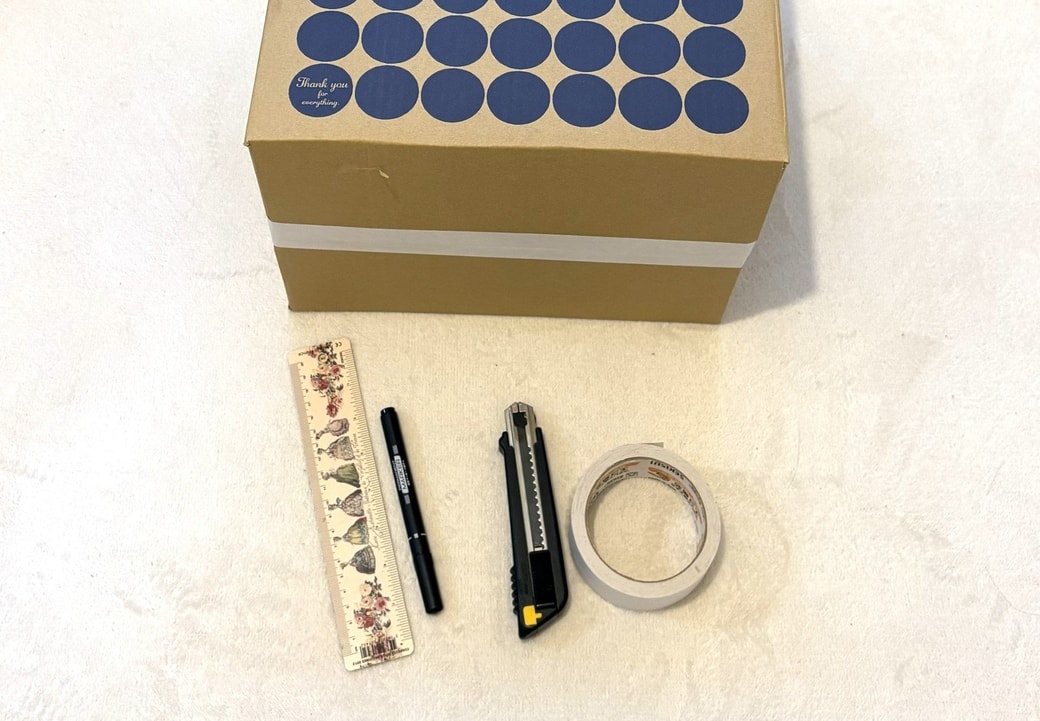 段ボール、ペン、カッター、ガムテープ