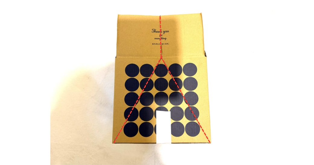 段ボールに印をつけた様子