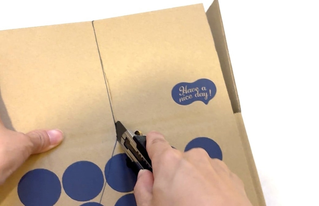 段ボールに切りこみを入れる様子