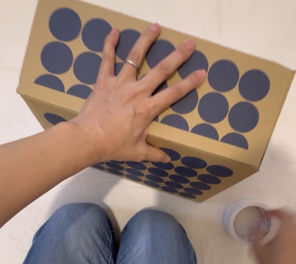 段ボールのフタをする様子