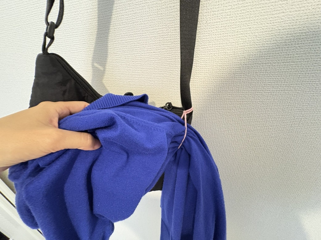 バッグについたヘアゴムに上着を通した様子