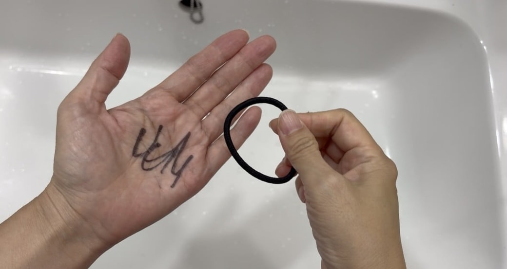 汚れた手とヘアゴム