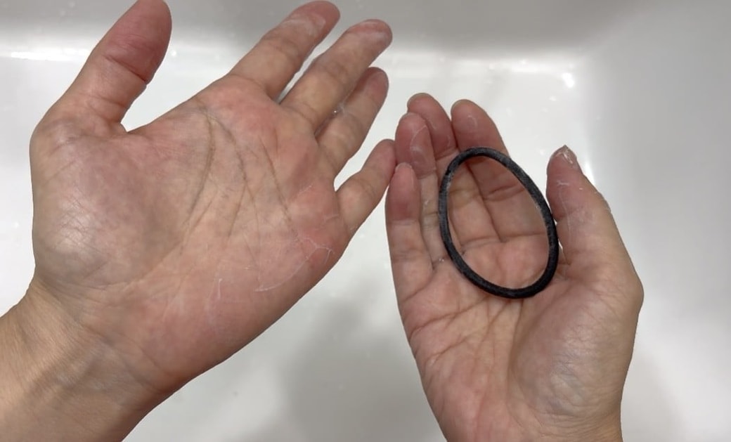 きれいになった手とヘアゴム