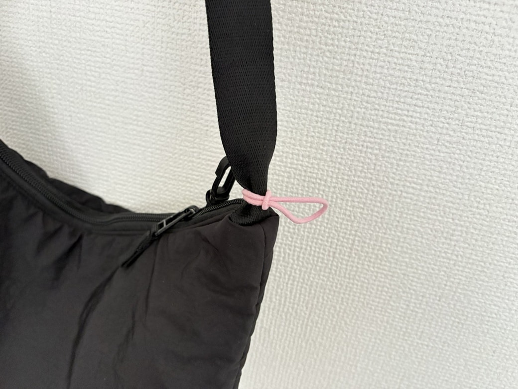 バッグの紐にヘアゴムを通して輪っかを作った様子