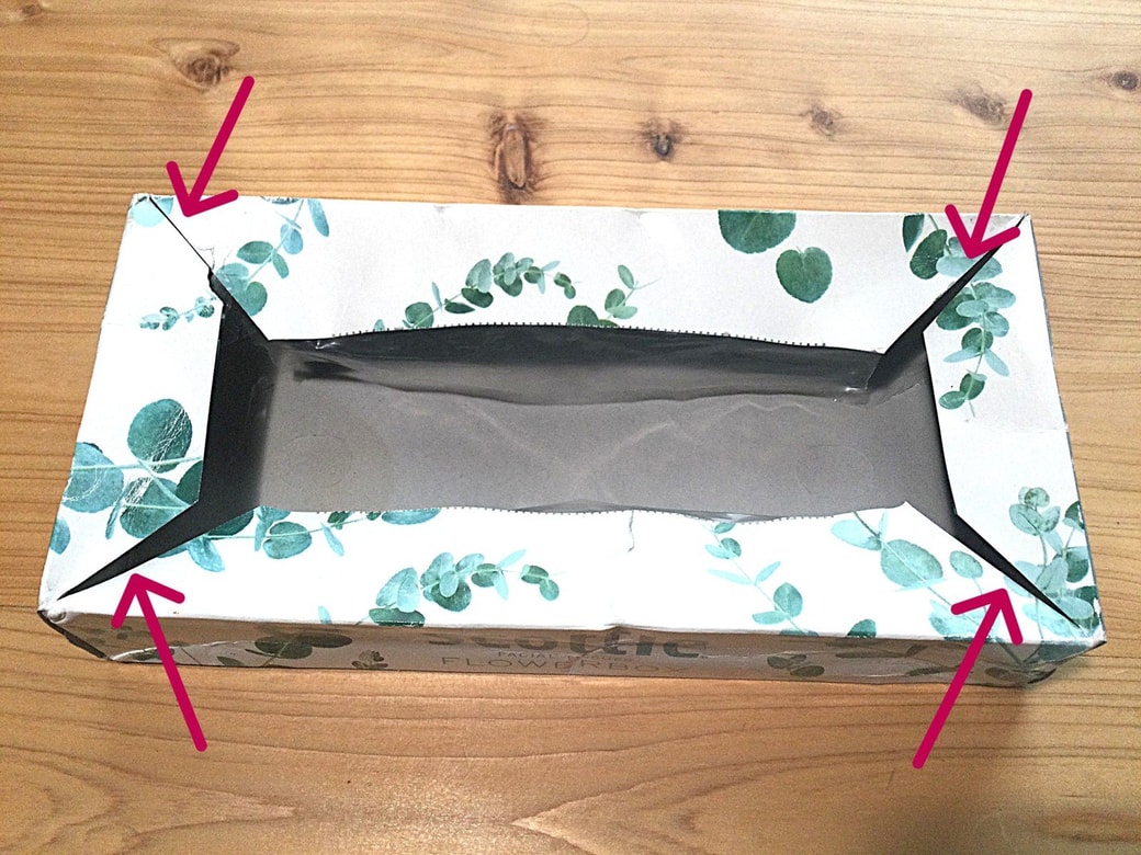 ティッシュの空き箱に切り込みを入れる