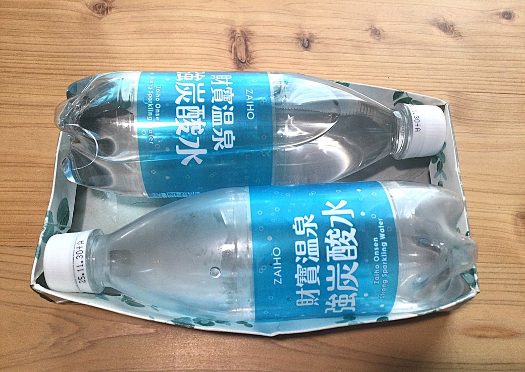 ティッシュの空き箱にペットボトルをいれる