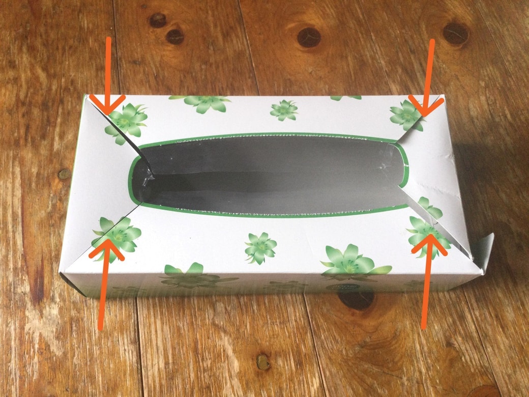 ティッシュの空き箱に切り込みを入れる