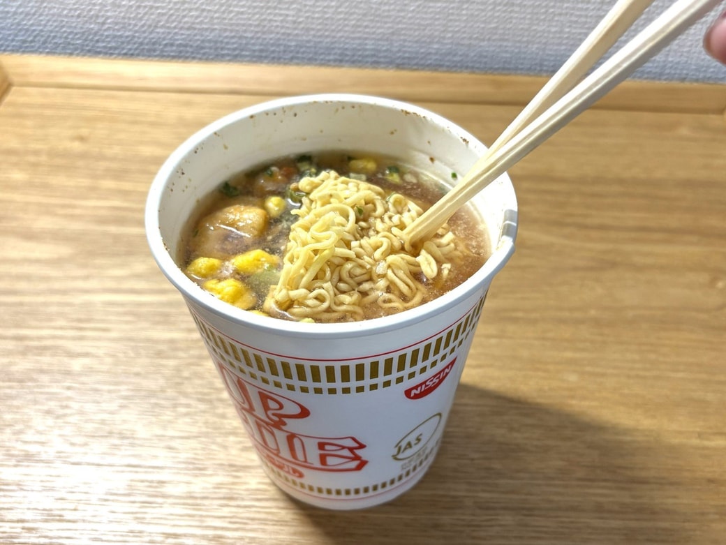 水を注いで3分後のカップヌードル