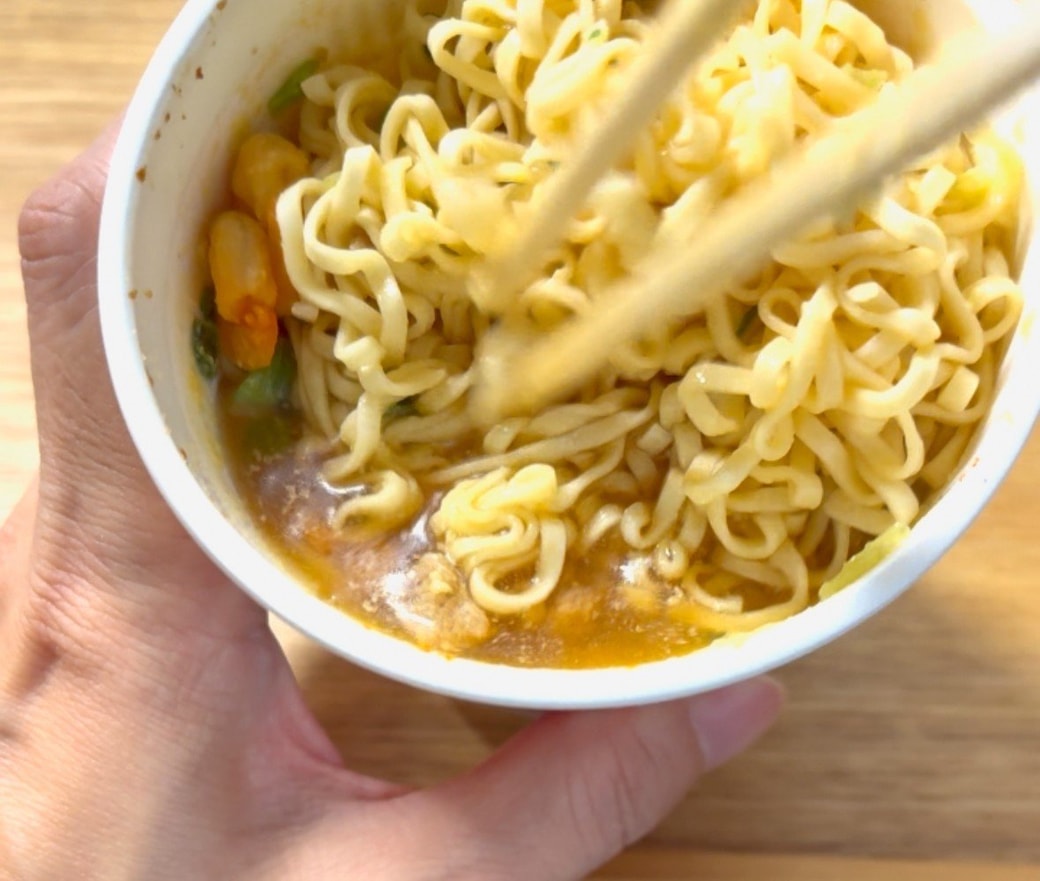 水を注いで30分後のカップヌードル1