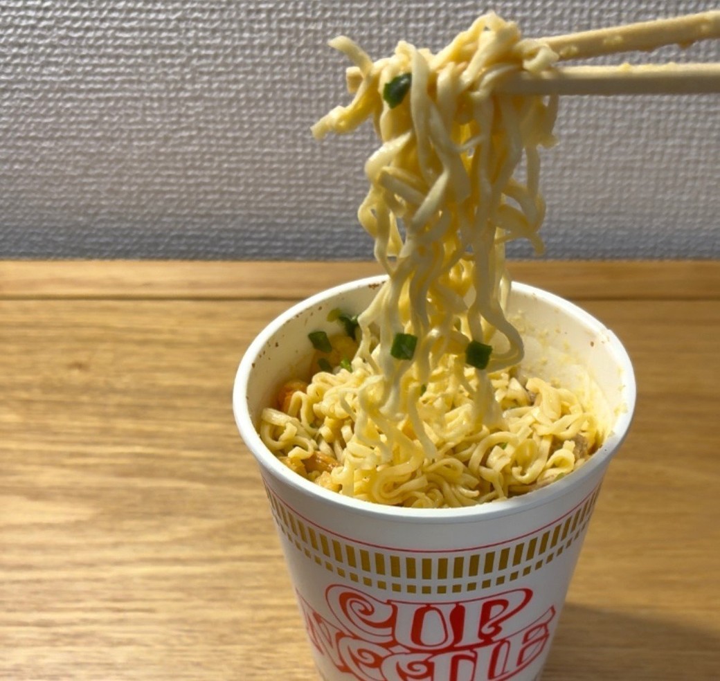 水を注いで15分後のカップヌードル
