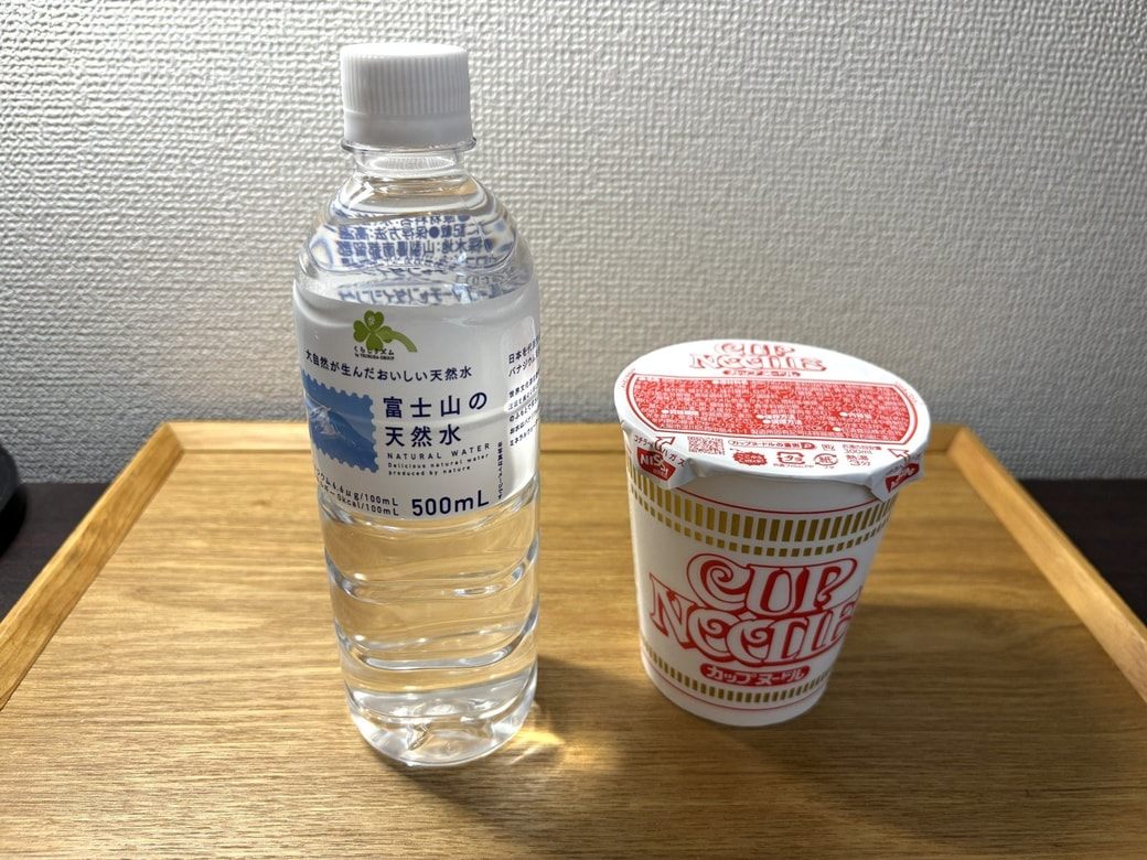 カップヌードルとミネラルウォーター