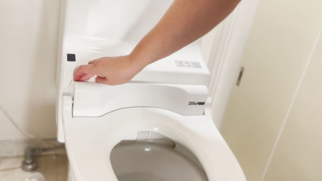 トイレのフタを外して、隙間を拭く