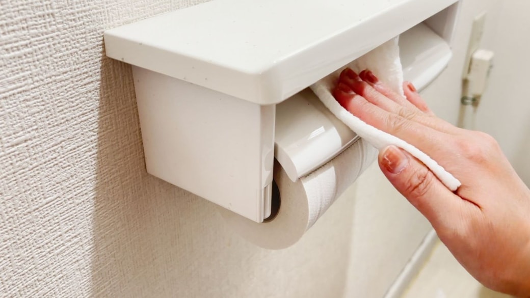 トイレ用掃除シートで拭く