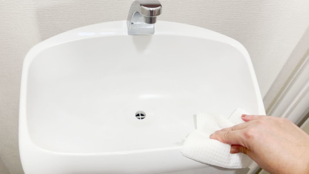 トイレ用掃除シートで拭く