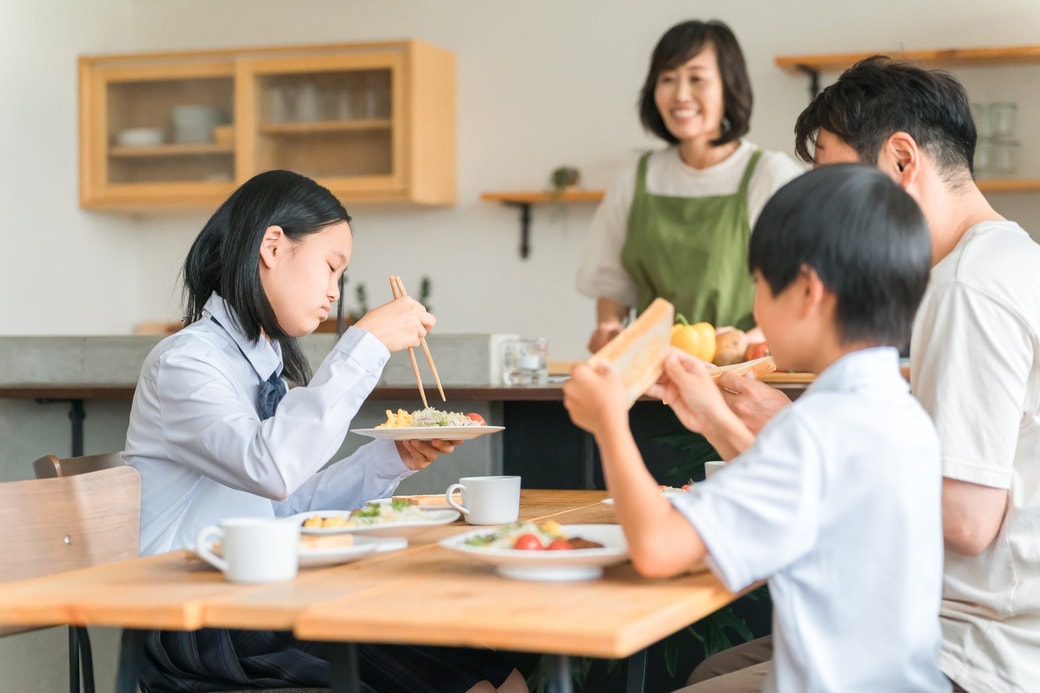 食事を食べる家族