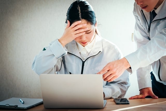 仕事を注意される女性