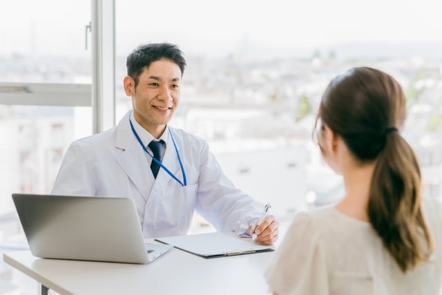 医師の診察を受ける女性
