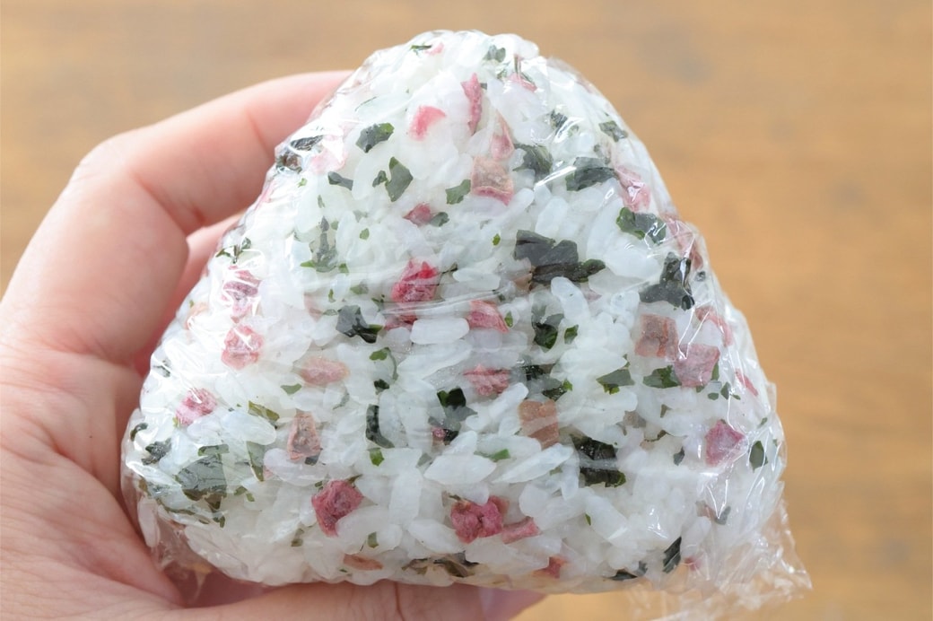 「カリカリ梅とわかめのおにぎり」