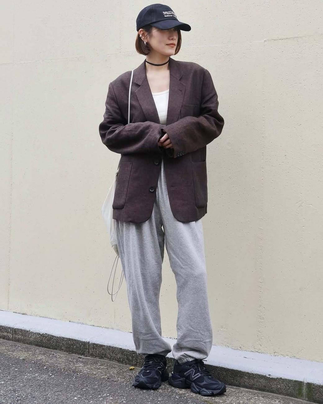 ベーシックカラーでまとめれば、カジュアルコーデ×ジャケットも浮かないのでおすすめ。