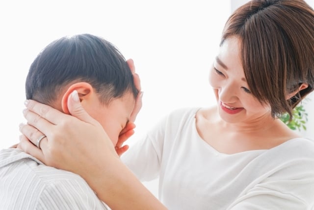 泣く子どもを慰める母親