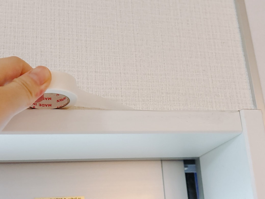 窓枠の上にカビ防止マステを貼る