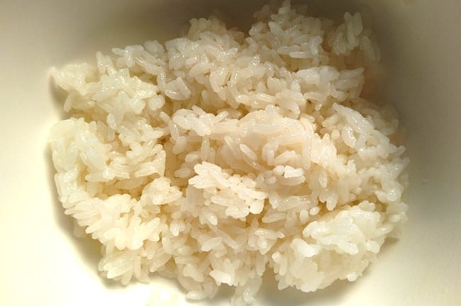 ご飯に塩を加え混ぜる