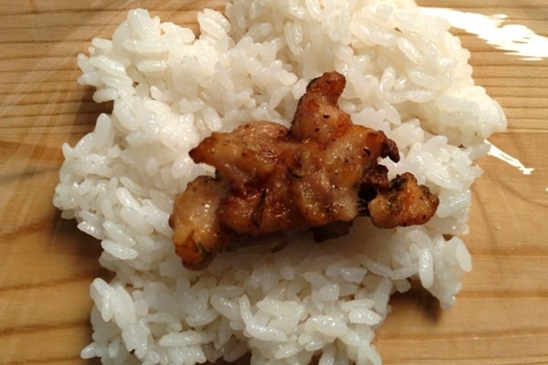 ご飯を広げ冷凍食品をのせる