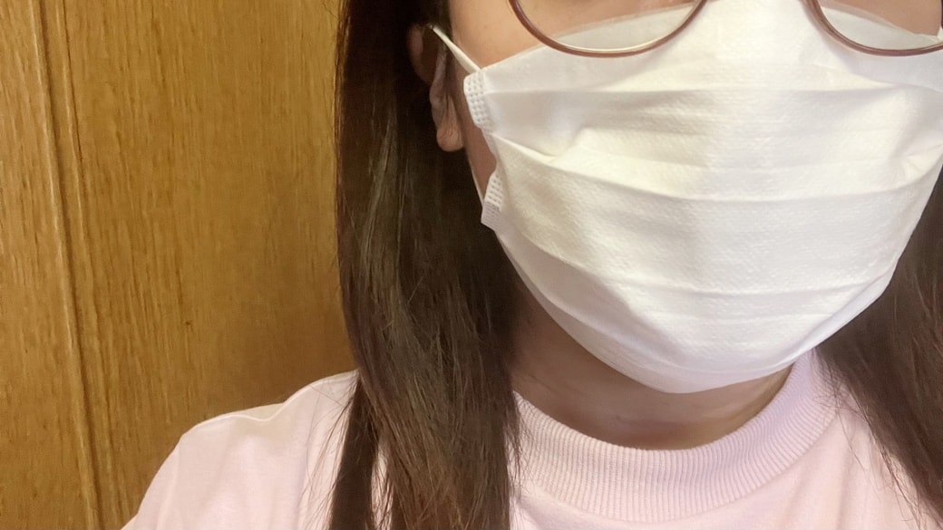 メガネがくもらない裏ワザを試した様子