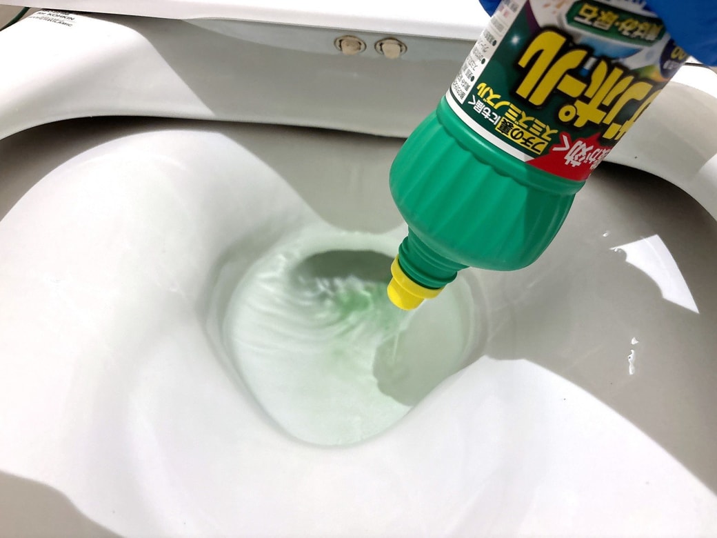 便器にサンポールをかける