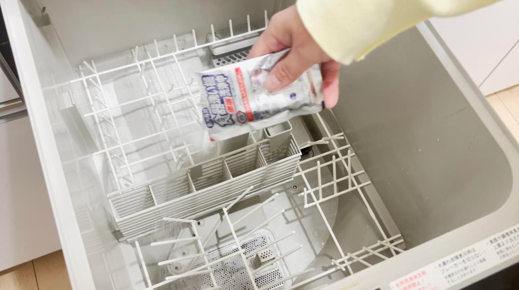 洗浄剤を全体へふりかける