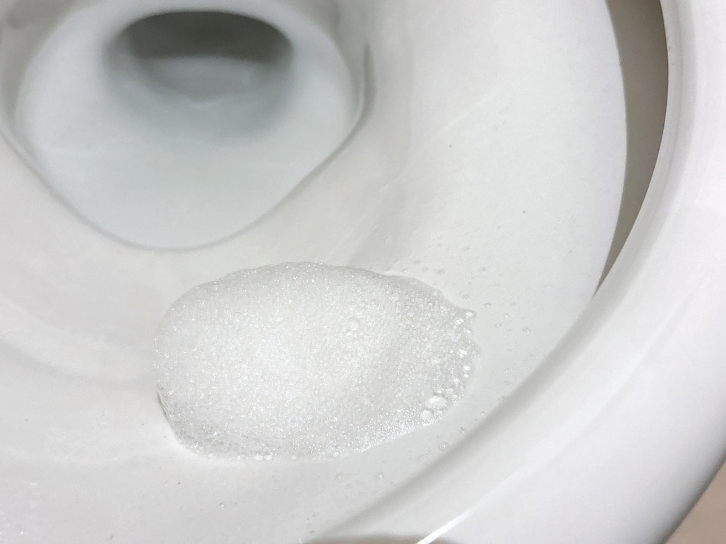 泡が汚れに密着する