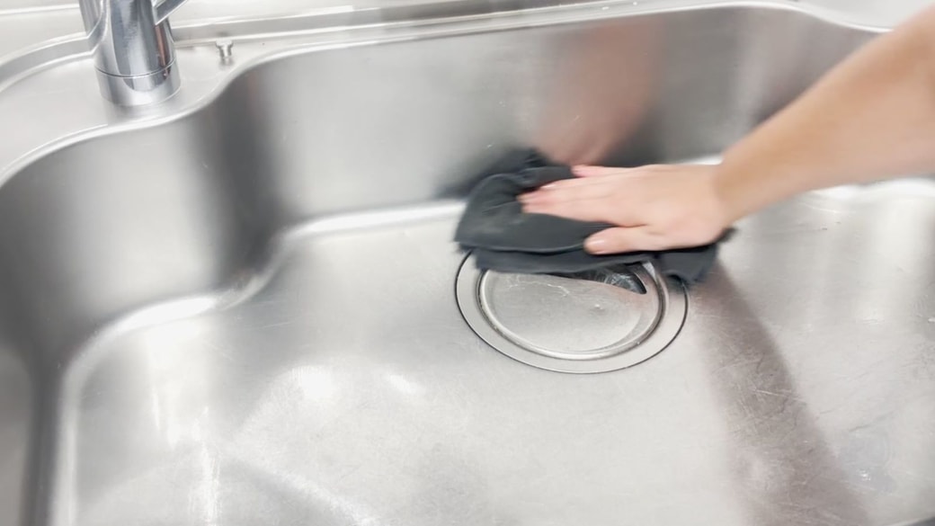 水気をクロスで拭き取る