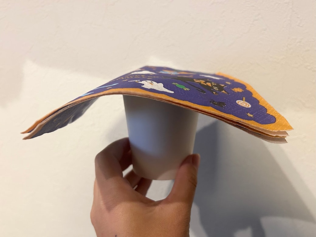 紙コップの上にナプキンをかけているところ