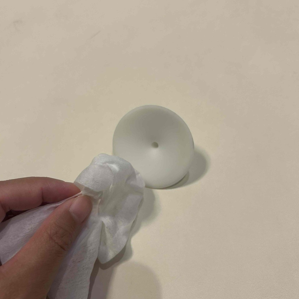 吸盤の汚れをふき取っているところ