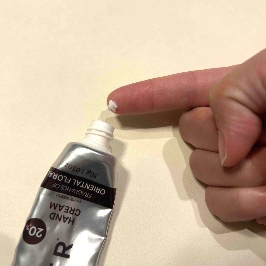 ハンドクリームを指にとっているところ