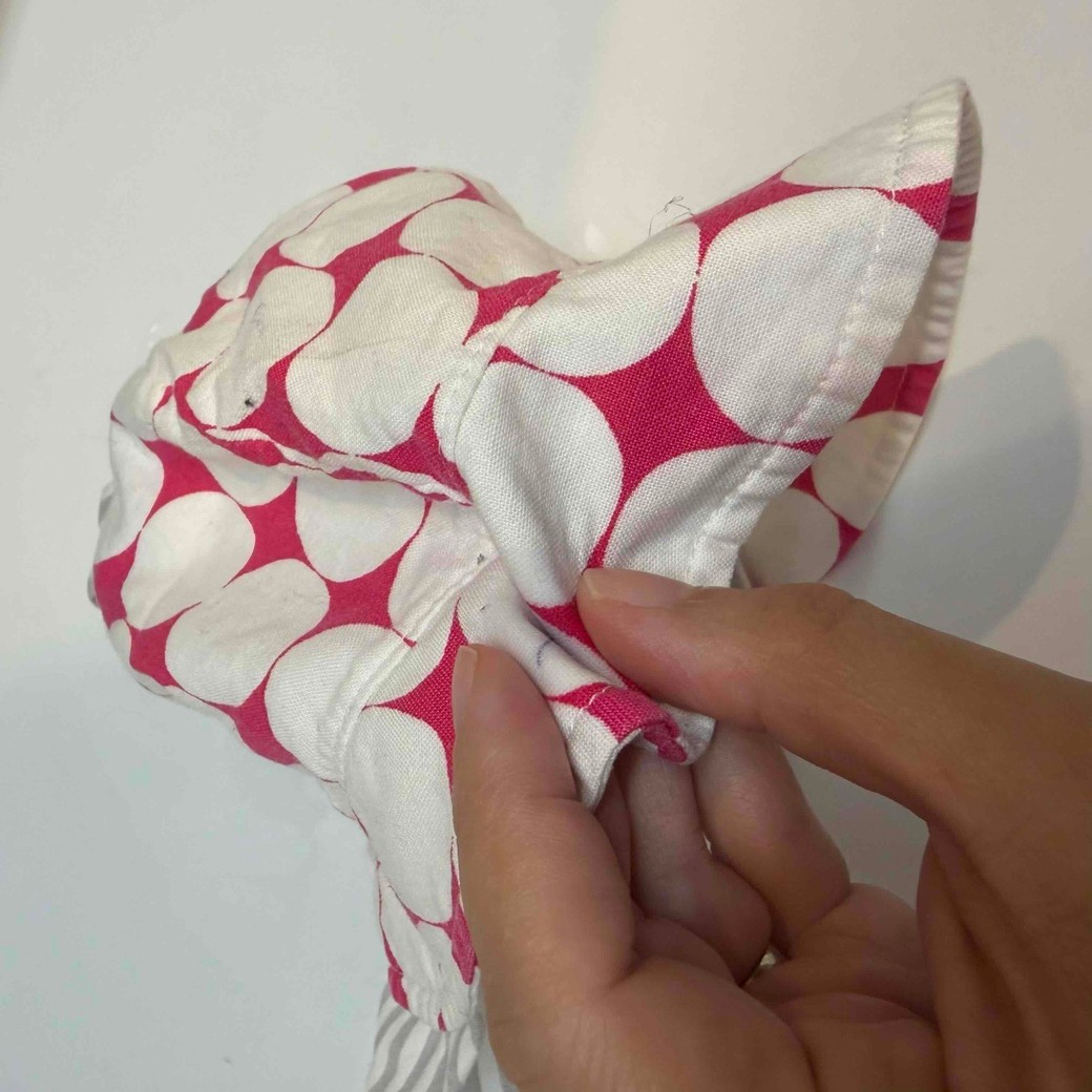 クレンジングオイルを優しくこすっているところ