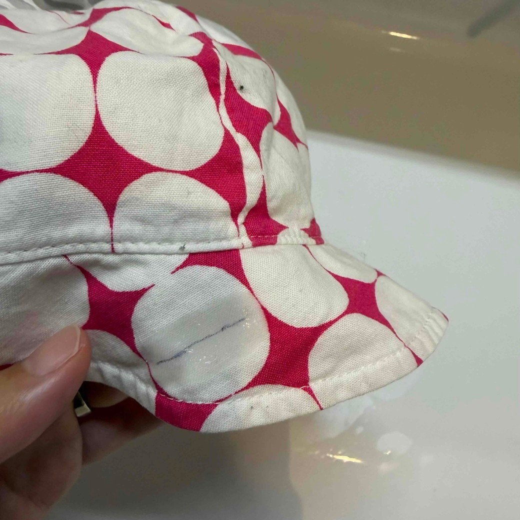 クレンジングオイルを汚れにつけているところ