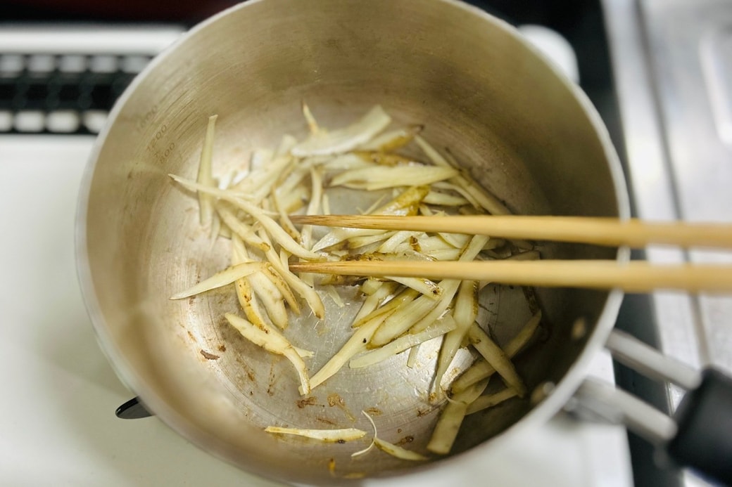 ごぼうを炒める