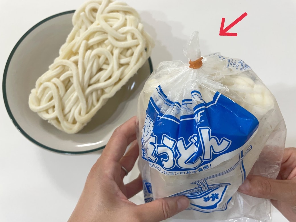 袋を閉じにくい「業務スーパーの冷凍うどん」