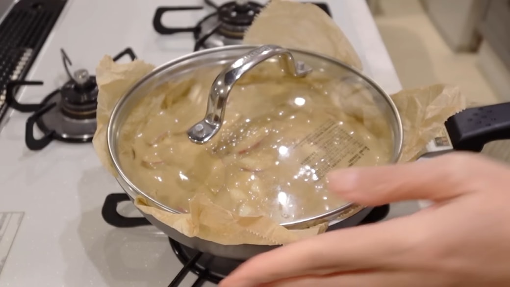 焼きりんごケーキを作る人