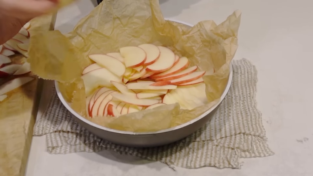 りんごケーキを作る人