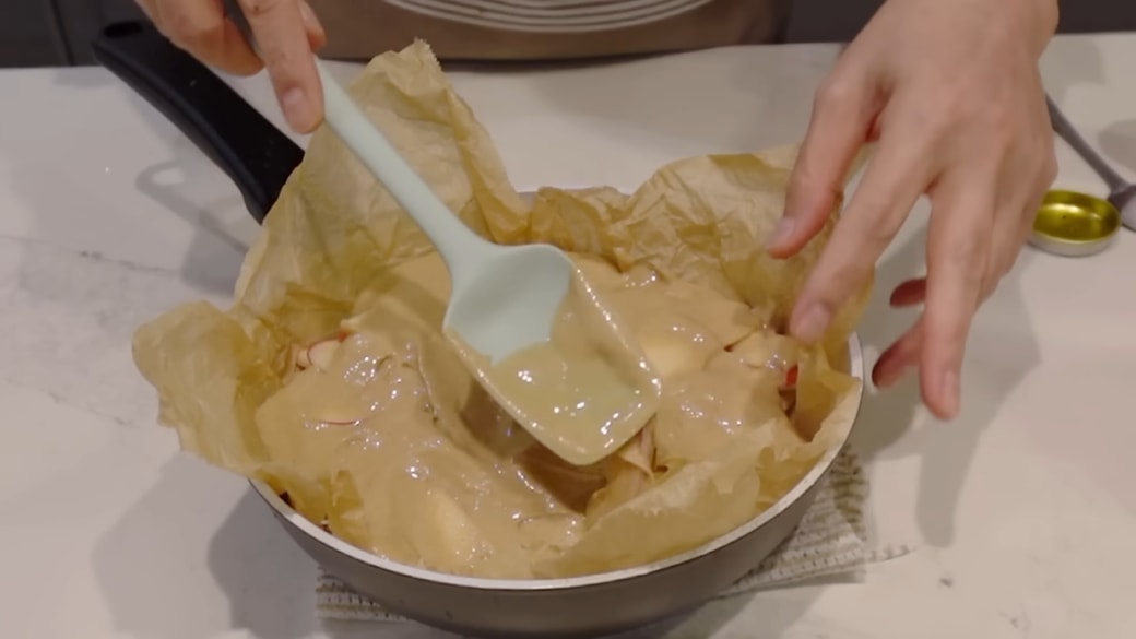 焼きリンゴケーキを作る人