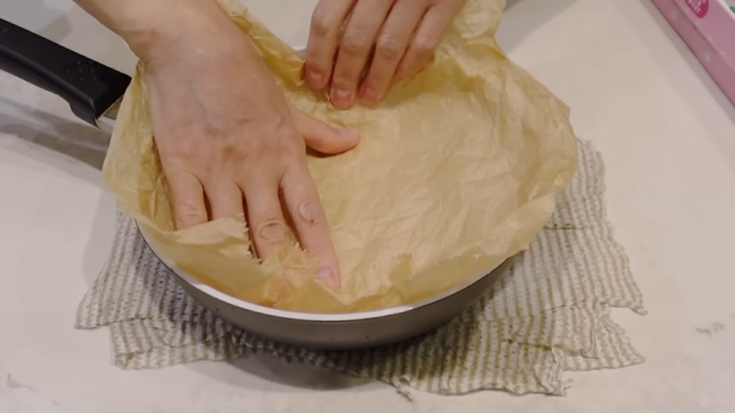 りんごケーキを作る準備をする人