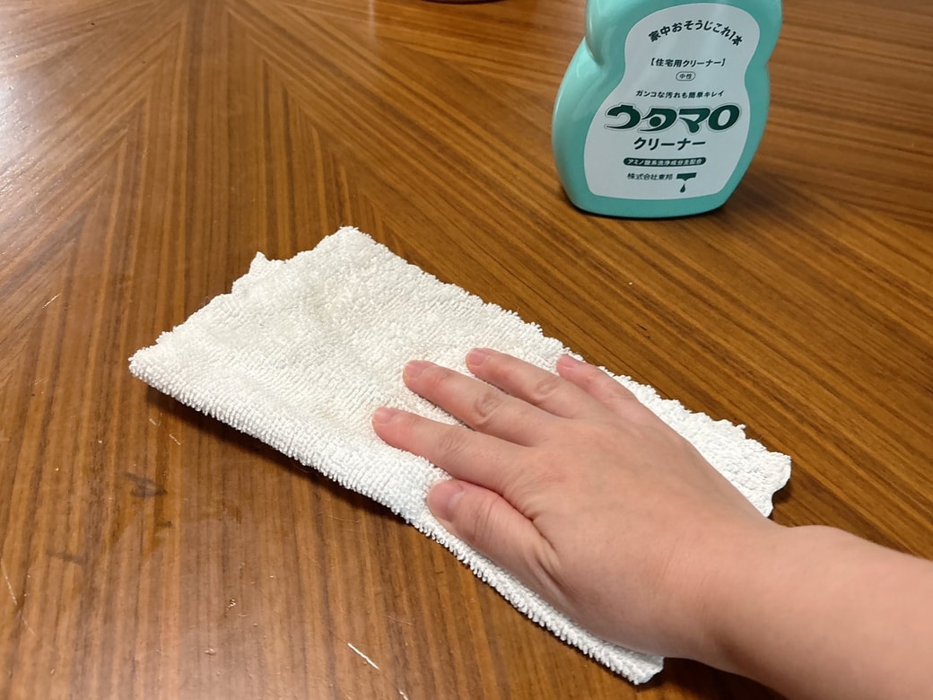 ダイニングテーブルを掃除