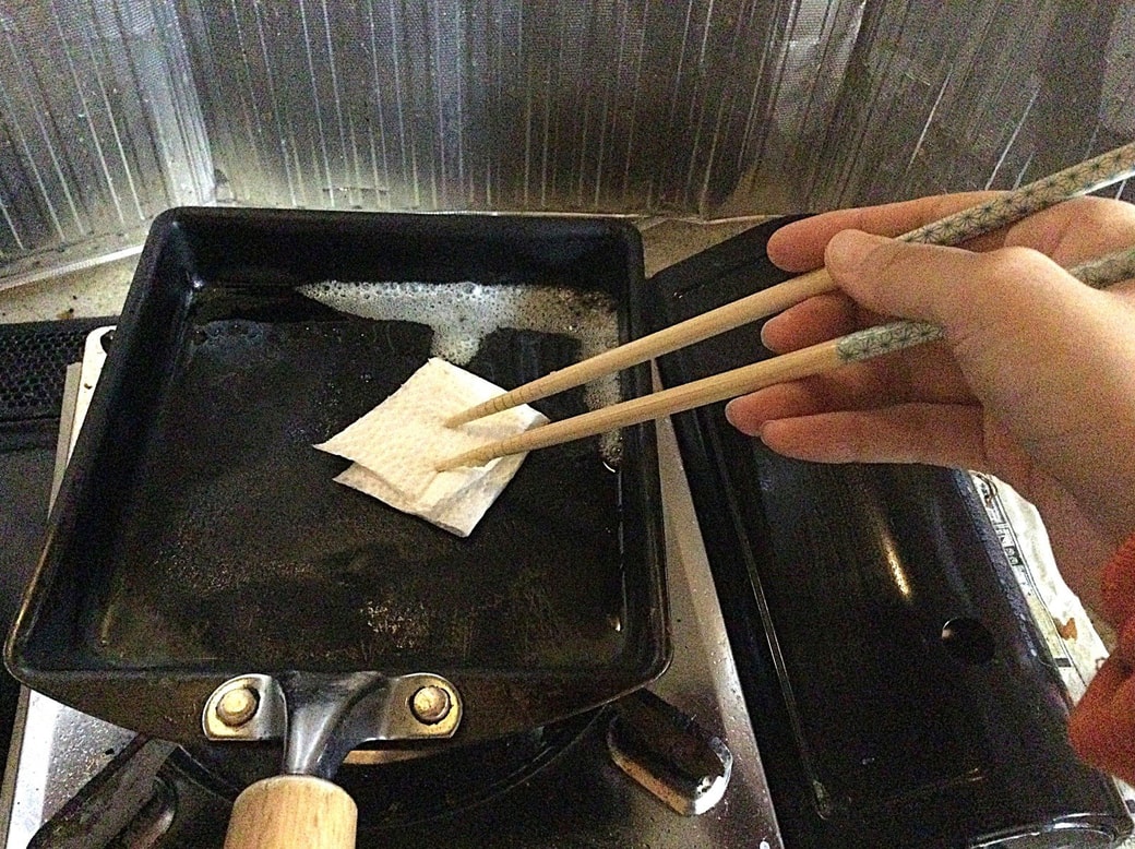 キッチンペーパーで油をとる