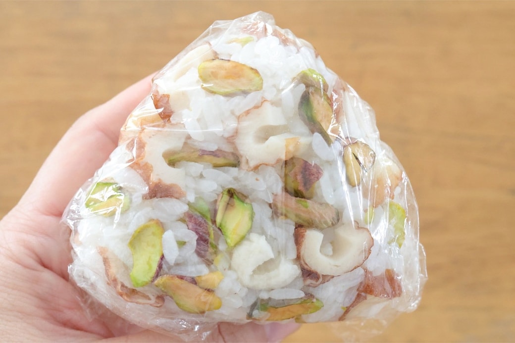 「ちくわとピスタチオのおにぎり」