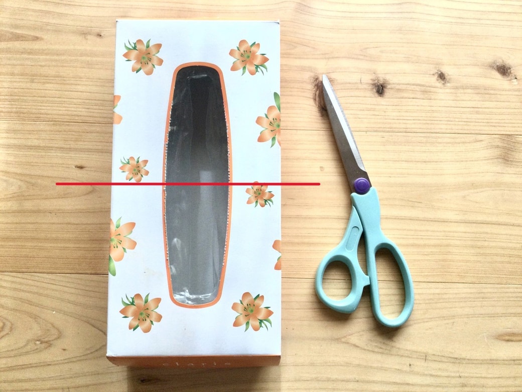 ティッシュの空き箱を切る