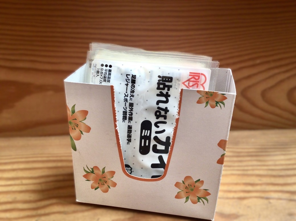 ティッシュの空き箱にカイロを入れる