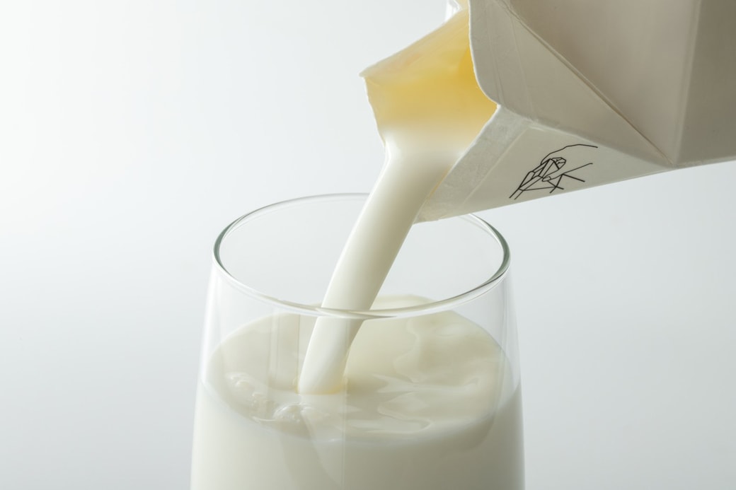コップに牛乳を注ぐ様子