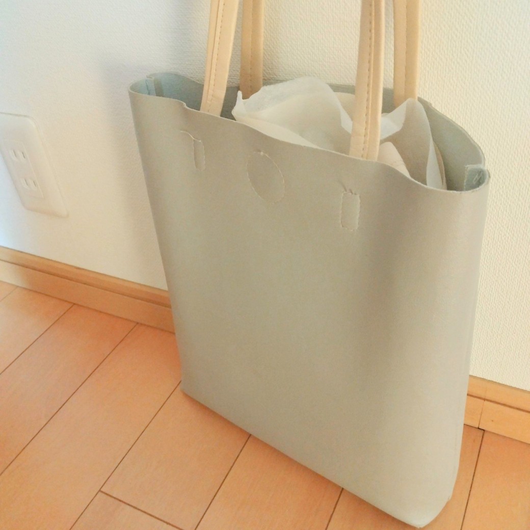 服を入れた不織布の袋を入れたバッグ